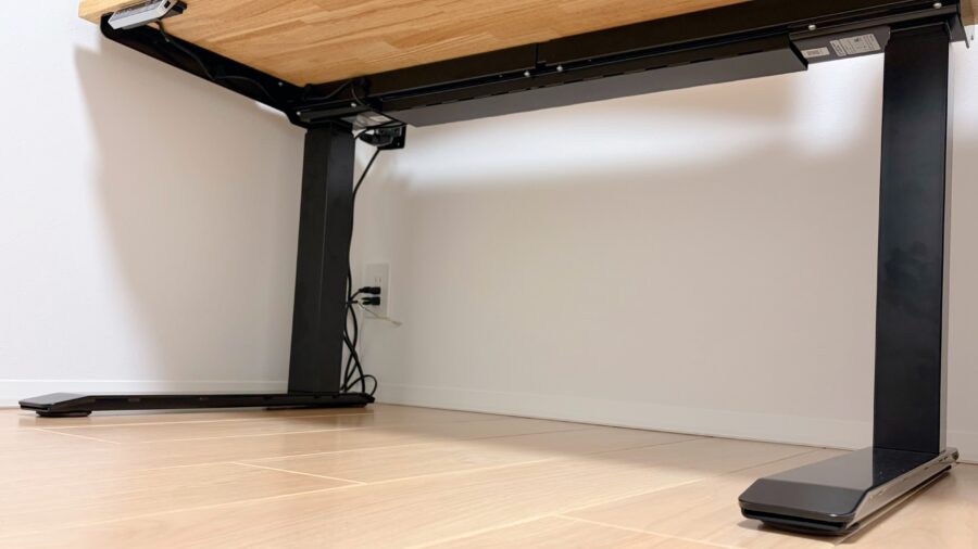 FlexiSpot E7 Proの脚フレーム単体。厚みのあるスチール素材で剛性の高さが伝わる構造