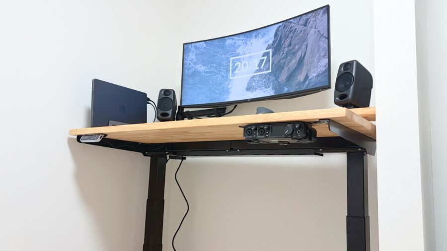 FlexiSpot E7 Proを立ち作業の高さまで昇降した状態のデスク全体。