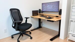 FlexiSpot E7 Proを使用している、椅子を含めた作業スペース全体