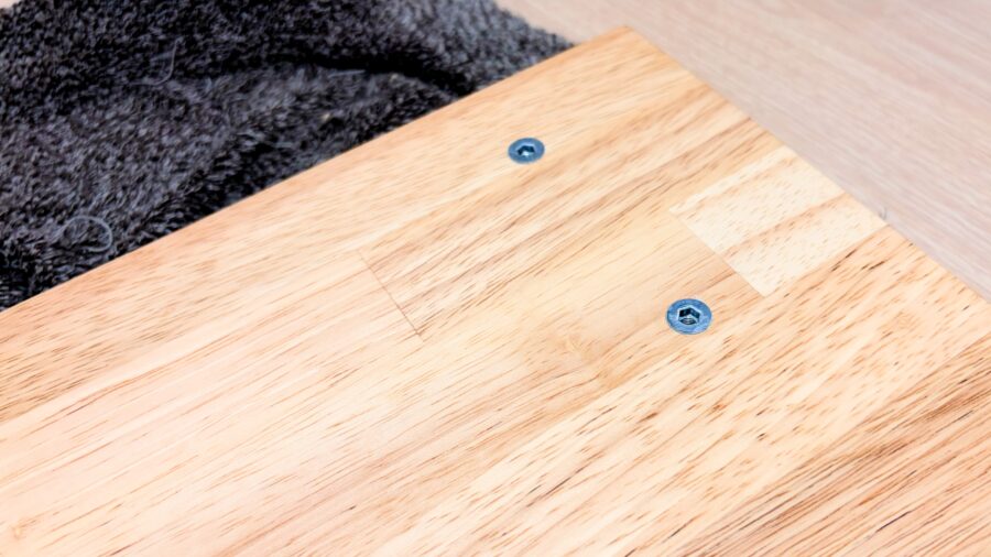 DIY天板に鬼目ナットを埋め込んでいる作業工程