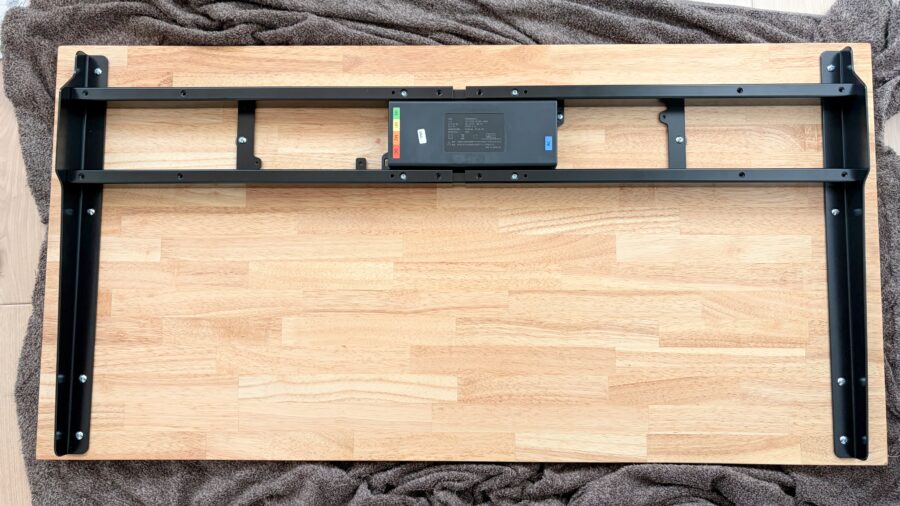 DIY天板にFlexiSpot E7 Proのフレームが固定されている様子