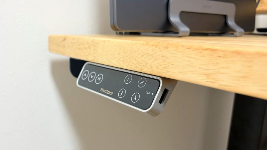 FlexiSpot E7 Proの昇降操作パネル。高さメモリ機能付きで直感的に操作できる