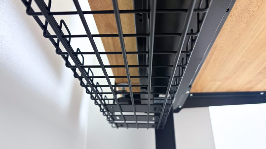 FlexiSpot E7 Proの背面フレームと、配線トレーが背面フレームと干渉しやすい位置関係