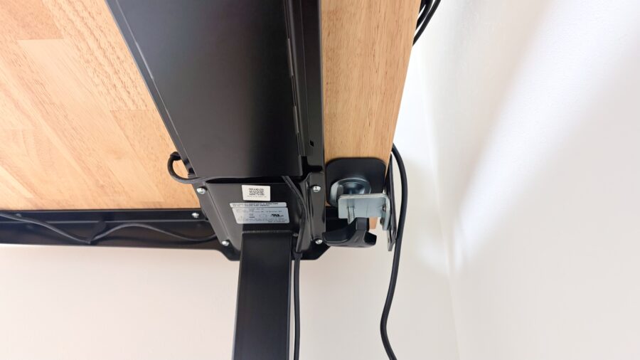 FlexiSpot E7 Proで、フレームと干渉せずに取り付けられたモニターアームのクランプ部分