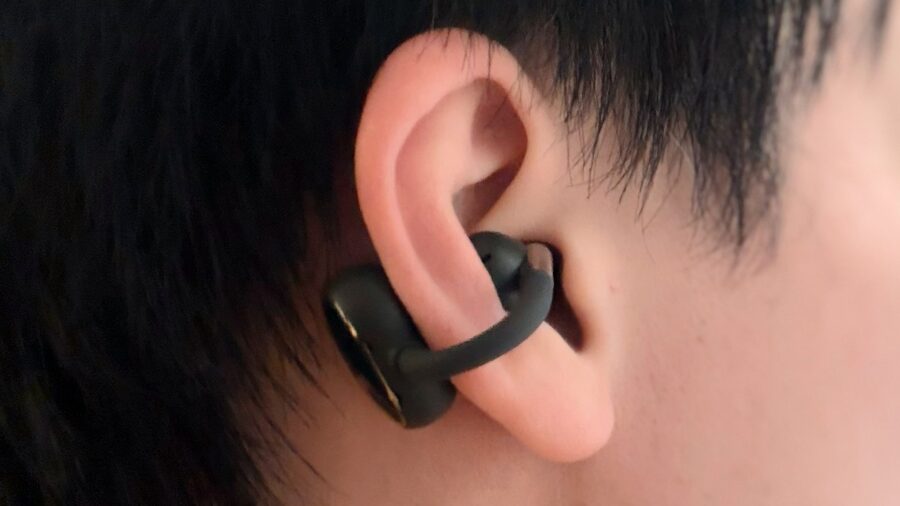 SOUNDPEATS Clip1 イヤーカフ型イヤホンを耳に装着した横からの様子