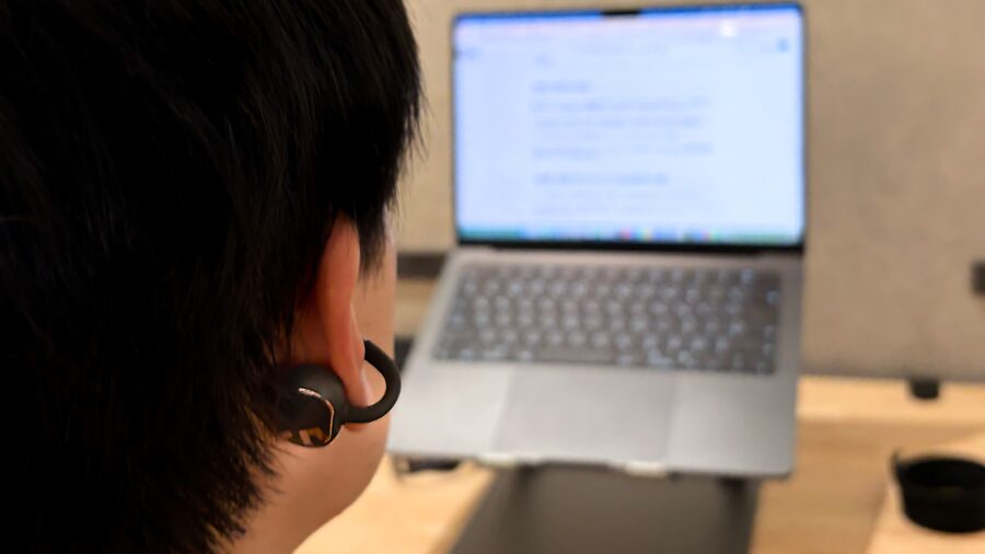 SOUNDPEATS Clip1を装着してPC作業をしている日常使用の様子