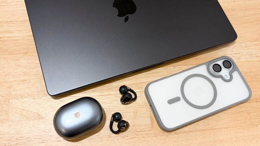 SOUNDPEATS Clip1 イヤーカフ型イヤホンをスマートフォンとPCに同時接続しているイメージ