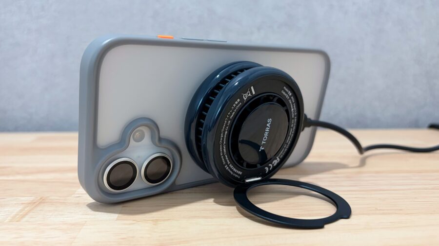 TORRAS Ostand PolarCircleのリングスタンドを回転させ、iPhoneを横置きで固定している様子