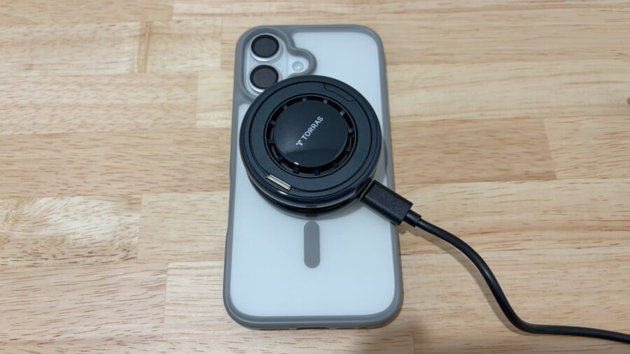 スタンドを使用していない状態で、TORRAS Ostand PolarCircleをスマートフォン背面に貼り付けた様子