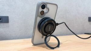 ORRAS Ostand PolarCircleをスタンド機能で縦置きして使用している様子