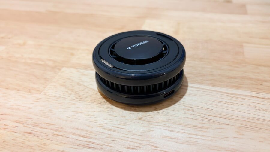 Qi2.2対応ワイヤレス充電器TORRAS Ostand PolarCircleの本体側面。冷却ファン内蔵の放熱構造