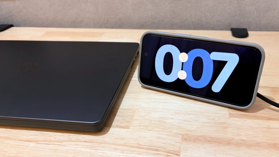 TORRAS Ostand PolarCircleにiPhoneを横置きで装着し、スタンバイモードで時計を表示している様子