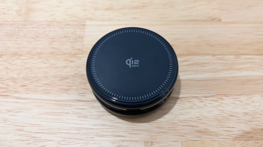 TORRAS Ostand PolarCircleの本体裏面。充電中でも熱を持ちにくく、ひんやりしているのが伝わる冷却設計