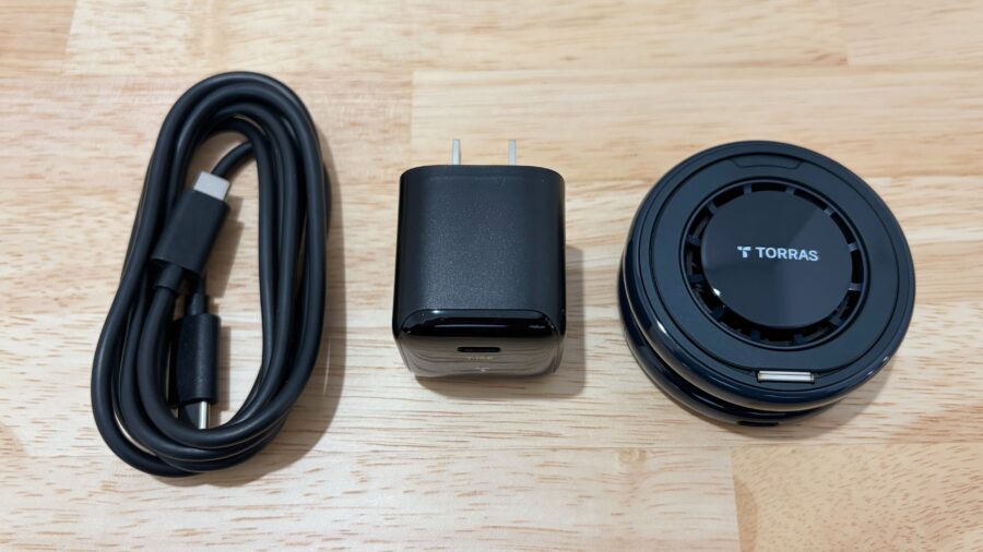 TORRAS Ostand PolarCircleの付属品一式。本体、45W対応USB充電器、USB-Cケーブルが同梱されている