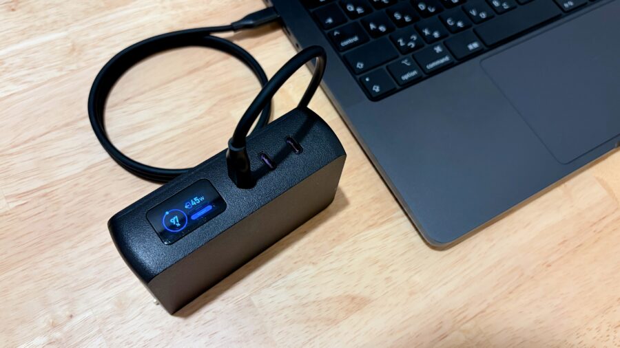 モバイルバッテリーとしてMacBookを充電しているCIO SMARTCOBY Pro PLUGⅡ