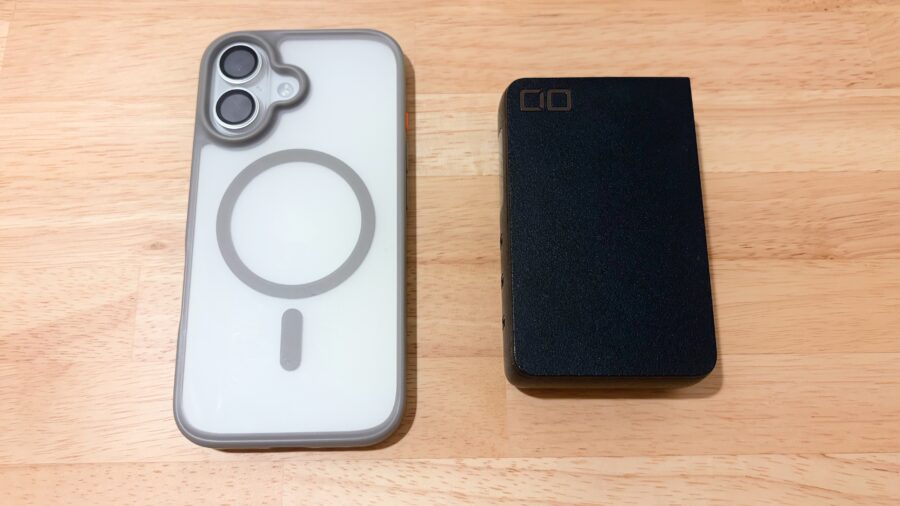 スマートフォンと並べたCIO SMARTCOBY Pro PLUGⅡのサイズ比較