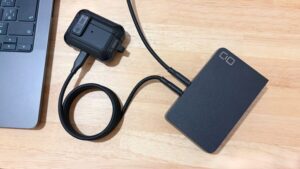 モバイルバッテリーとして複数のデバイスを充電しているCIO SMARTCOBY Pro PLUGⅡ
