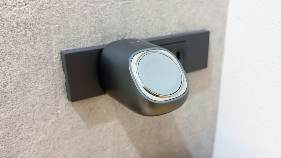 TORRAS Flasheye Apple Watch一体型充電器を壁コンセントで使った45°角度設計の様子