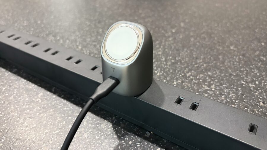 電源タップに挿したTORRAS FlasheyeからUSB-Cケーブルで充電している様子