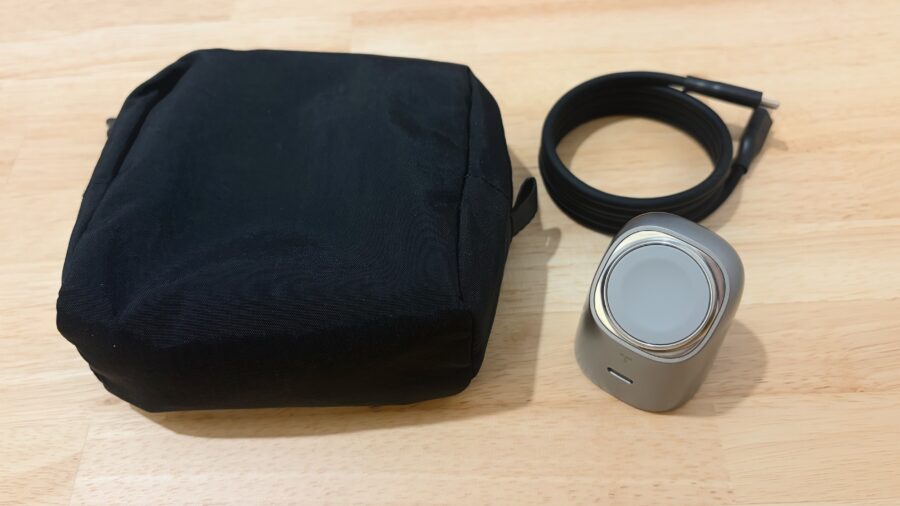 ガジェットポーチに入れて持ち運ぶTORRAS Flasheye本体と充電ケーブル