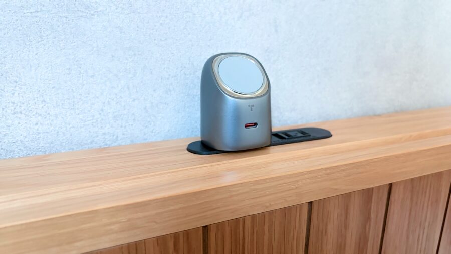 TORRAS Flasheye充電器をベッドで使用している様子