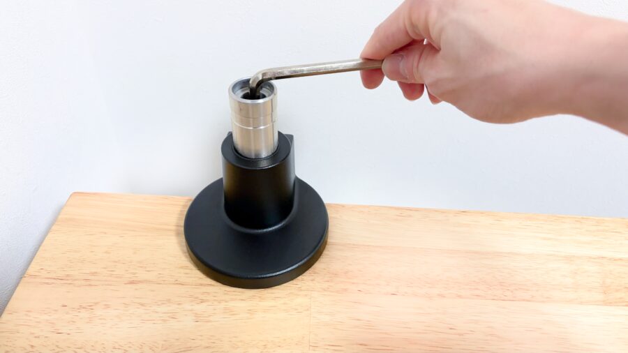 COFO無重力モニターアームPro(上下配置版)をデスク上からクランプ固定する様子