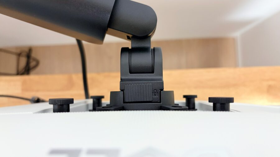 ワンタッチで着脱可能なCOFO無重力モニターアームPro(上下配置版)のVESAプレート