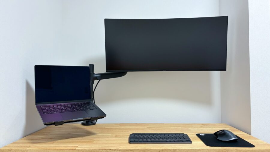 COFO無重力モニターアームPro(上下配置版)でモニターを高く配置した様子