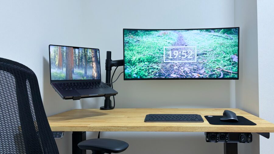 COFO無重力モニターアームPro（上下配置版）とノートPCマウントを使ったデスクセットアップ