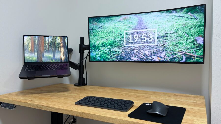 モニターとノートPCをモニターアームで浮かせた配置