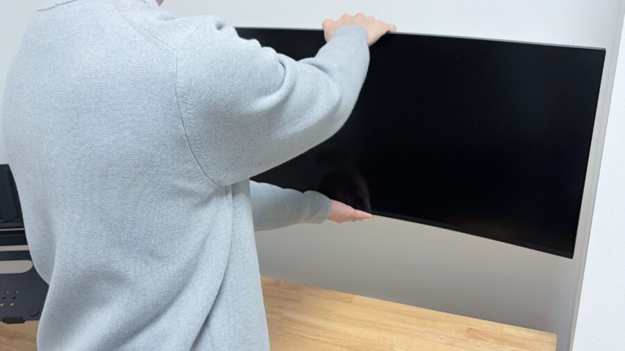 COFO無重力モニターアームProでモニターをスムーズに動かしている様子