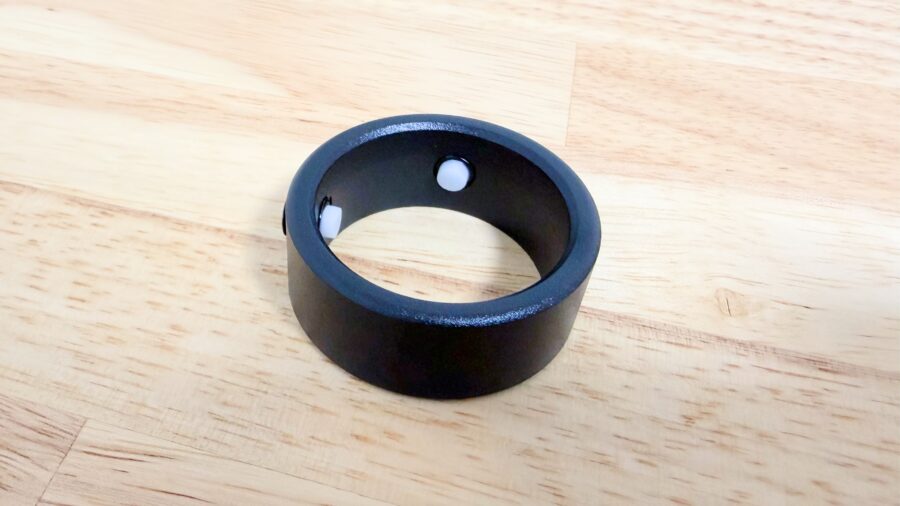 モニターを傷つけにくい樹脂製の芋ねじ止め付け部