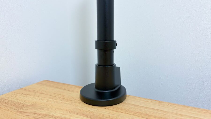 高さ調整用リングをポールに固定している様子