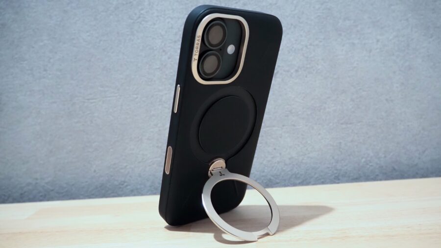 TORRAS Ostand Q3 レザートーンのスタンドでiPhoneを縦置きしている様子