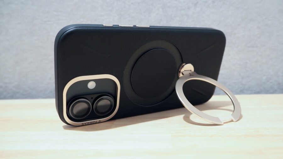 TORRAS Ostand Q3 レザートーンのスタンドでiPhoneを横置きしている様子