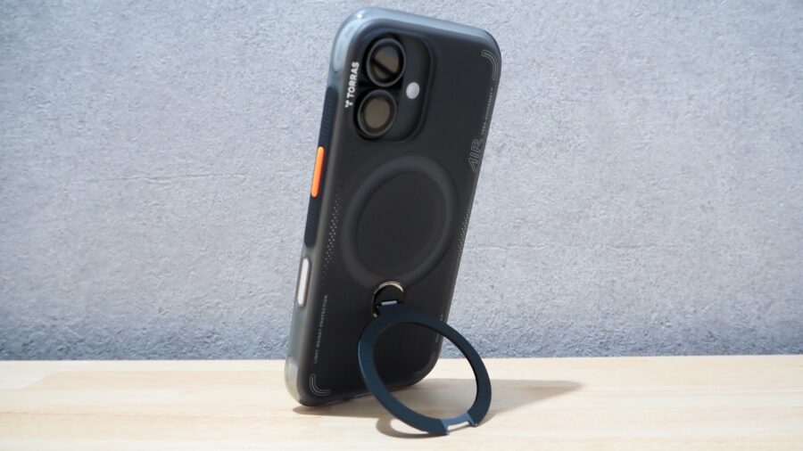 TORRAS Ostand Q3 AirのスタンドでiPhoneを縦置きしている様子