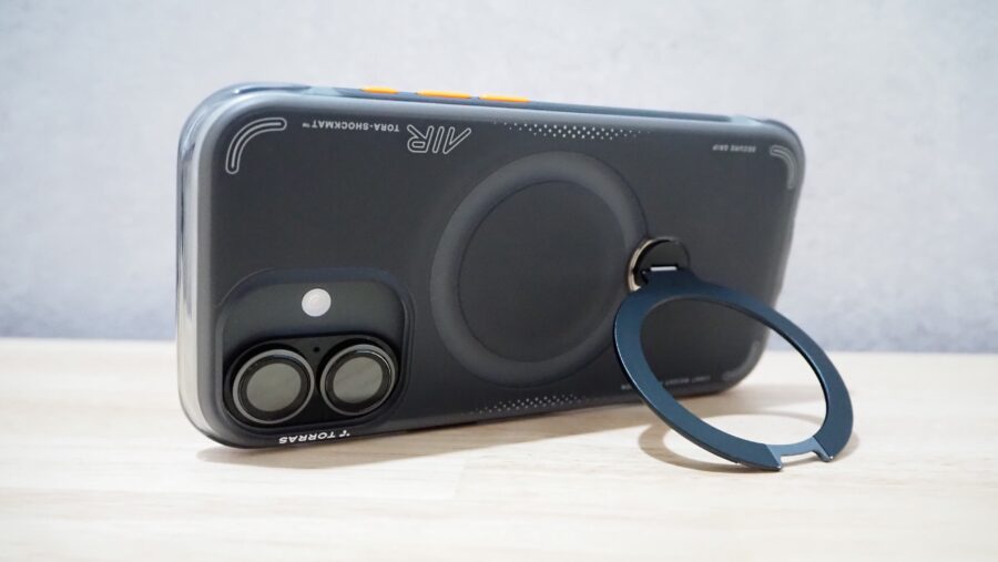 TORRAS Ostand Q3 AirのスタンドでiPhoneを横置きしている様子