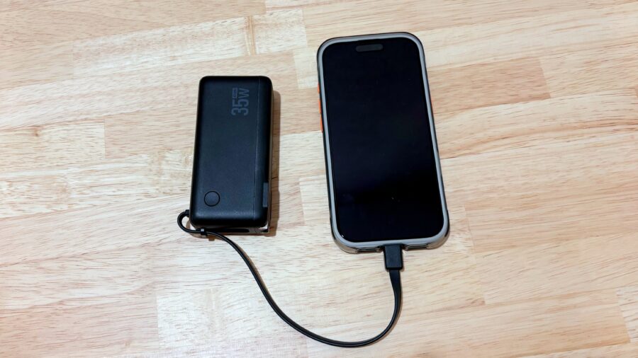 EcoFlow RAPID モバイルバッテリーでスマートフォンを充電している様子