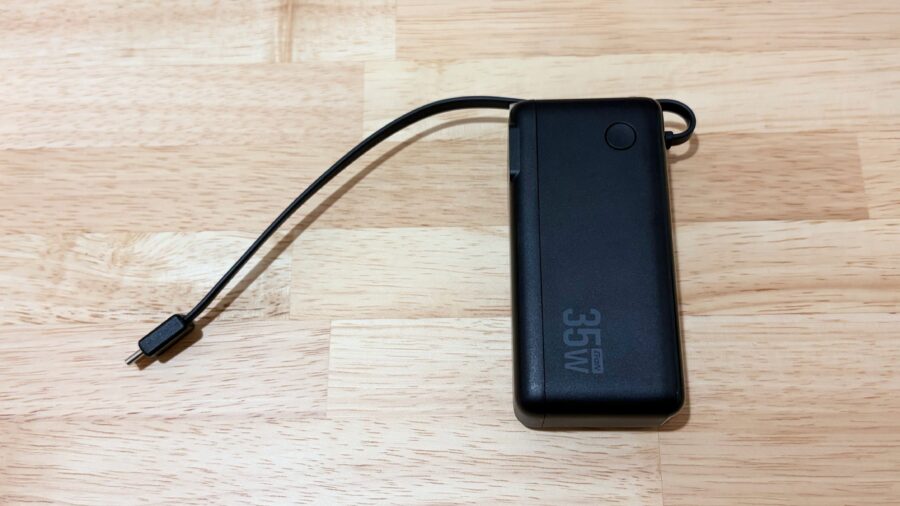 EcoFlow RAPID モバイルバッテリーの内蔵ケーブルを伸ばしている様子