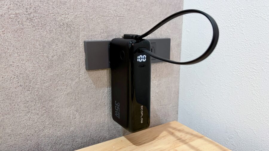 EcoFlow RAPID モバイルバッテリーをコンセントに直接挿して充電している様子