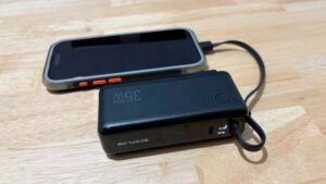 EcoFlow RAPID 3-in-1 Power Bankの本体内蔵ケーブルでスマートフォンを充電している様子