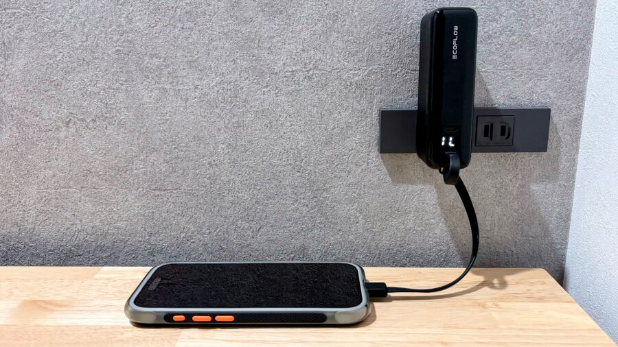 EcoFlow RAPID モバイルバッテリーをコンセントに挿してスマートフォンを充電している様子