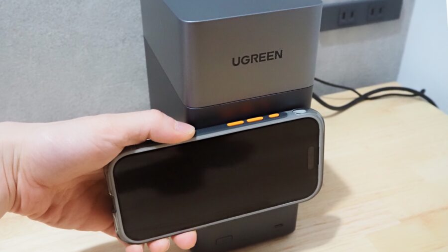 UGREEN NASync DH2300 NFCロゴにスマートフォンをタッチしている様子