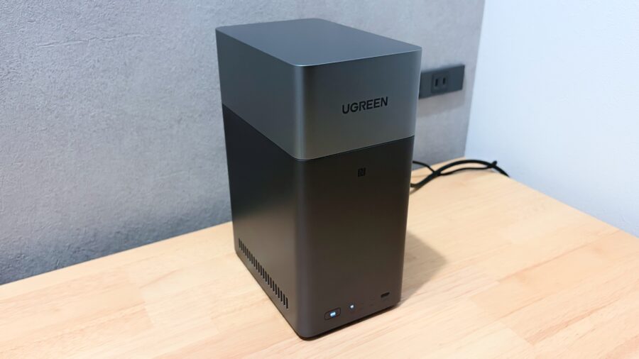 UGREEN NASync DH2300 デスク上に置いた設置例