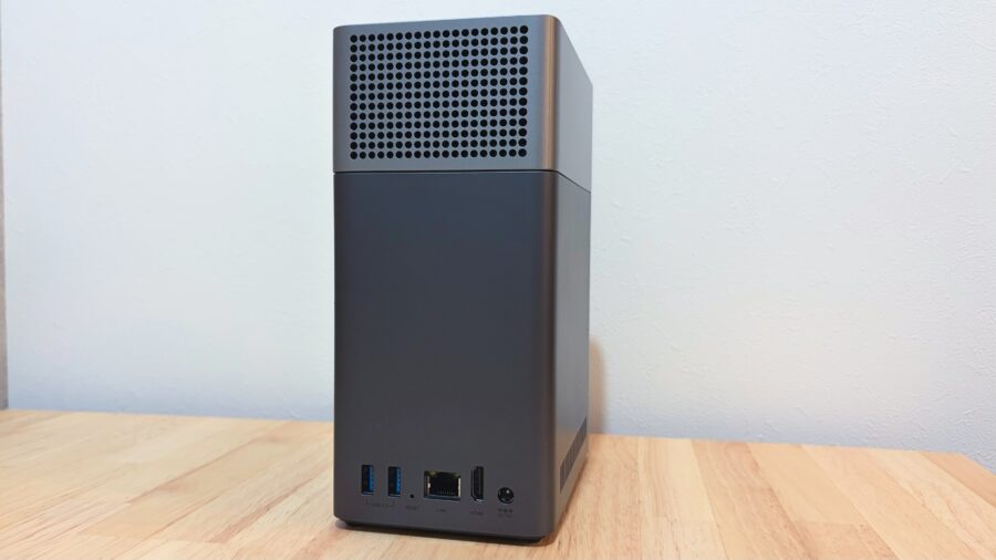 UGREEN NASync DH2300 背面から見た外観