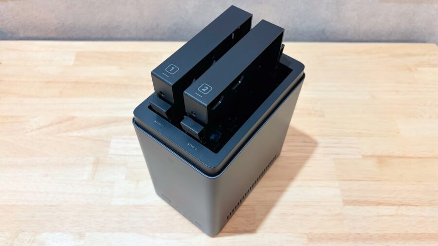 UGREEN NASync DH2300 蓋を開けた2ベイHDDスロット