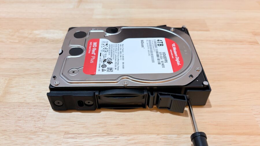 UGREEN NASync DH2300 HDDトレーにHDDを固定している様子