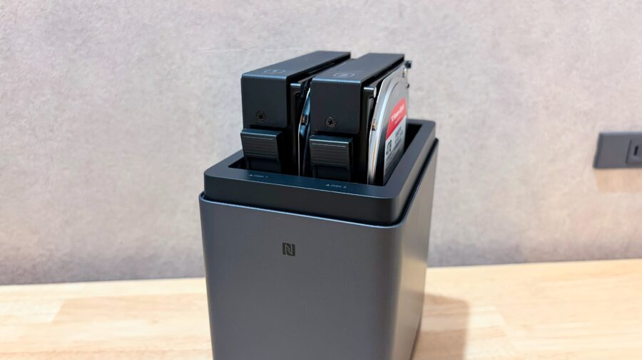 UGREEN NASync DH2300 HDDを2台装着した状態