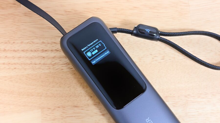 Anker Power Bankのディスプレイで温度情報を表示している様子