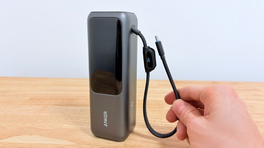 Anker Power Bankの内蔵USB-Cケーブルを本体から取り外している様子
